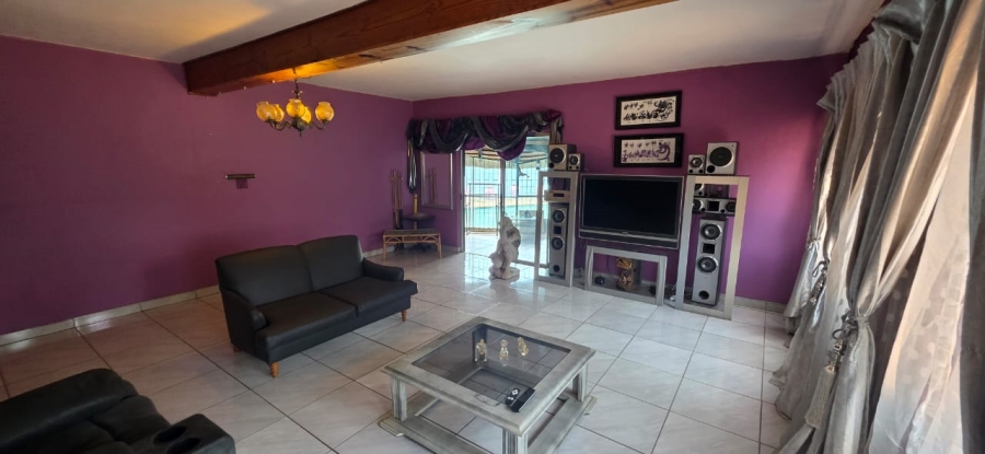 6 Bedroom Property for Sale in Wilkeville North West